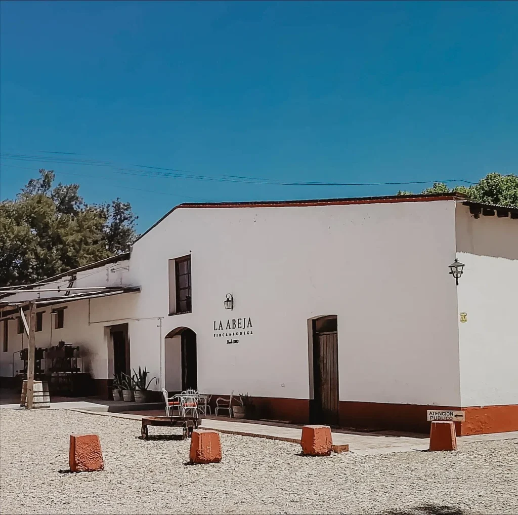 Entrada histórica de Bodega La Abeja en San Rafael, Mendoza.