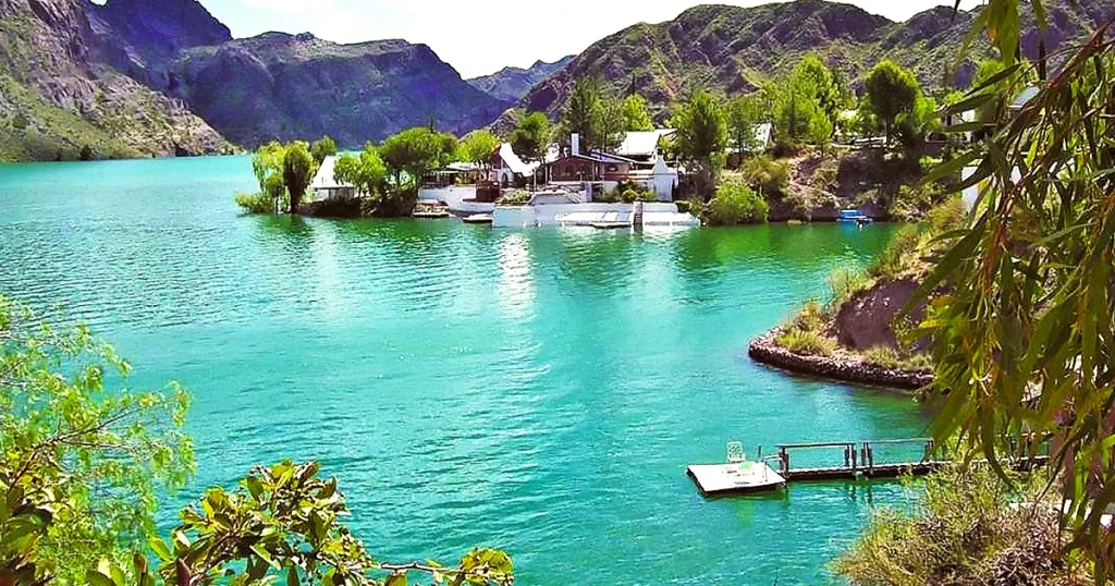 Panorámica del Dique Los Reyunos rodeado de montañas y aguas turquesas en San Rafael, Mendoza.