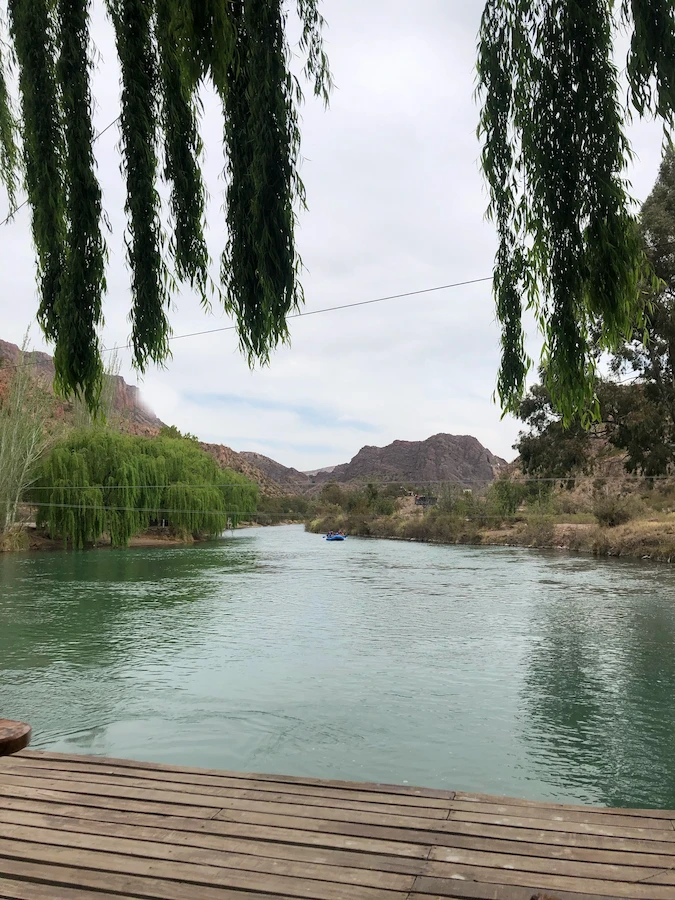 Mirador del Cañón del Atuel con vistas al río y formaciones rocosas.