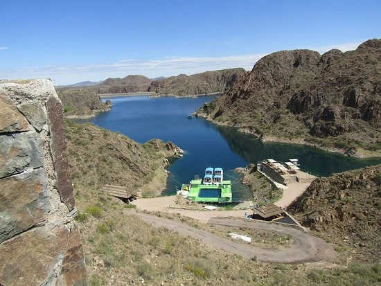 El lago Los Reyunos desde el mirador principal.