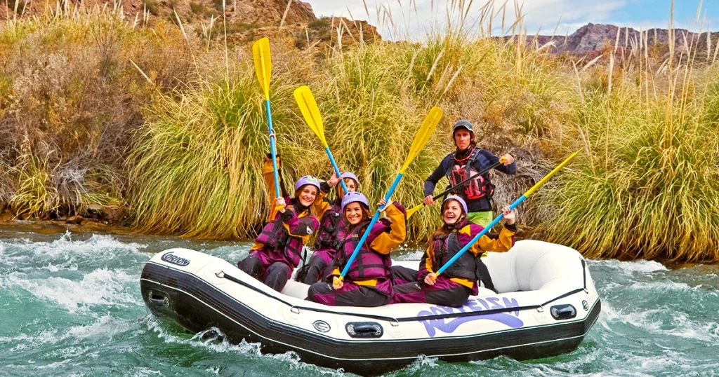 Turistas practicando rafting en el río Atuel, Valle Grande, Mendoza.